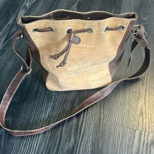 🍍ARTELUSA CORK CROSSBODY PURSE🍍width 13”🍍depth 11”🍍strap 19”